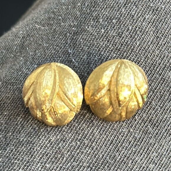 Vintage Monet large gold leaf motif clip on earrings - Picture 1 of 6